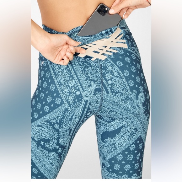 NWT Boost PowerHold® High-Waisted 7/8 Legging size Large Blue Bandana/Tapioca - Picture 3 of 9